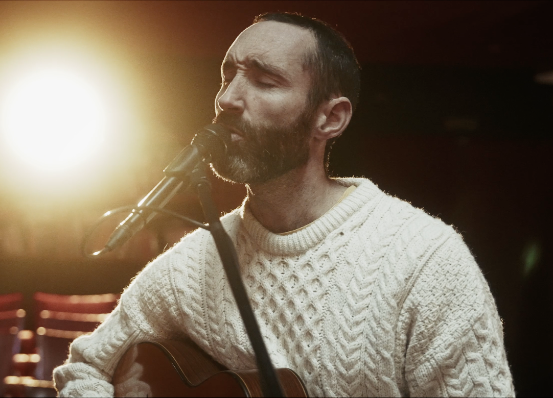 Philippe Cann au chant et à la guitare