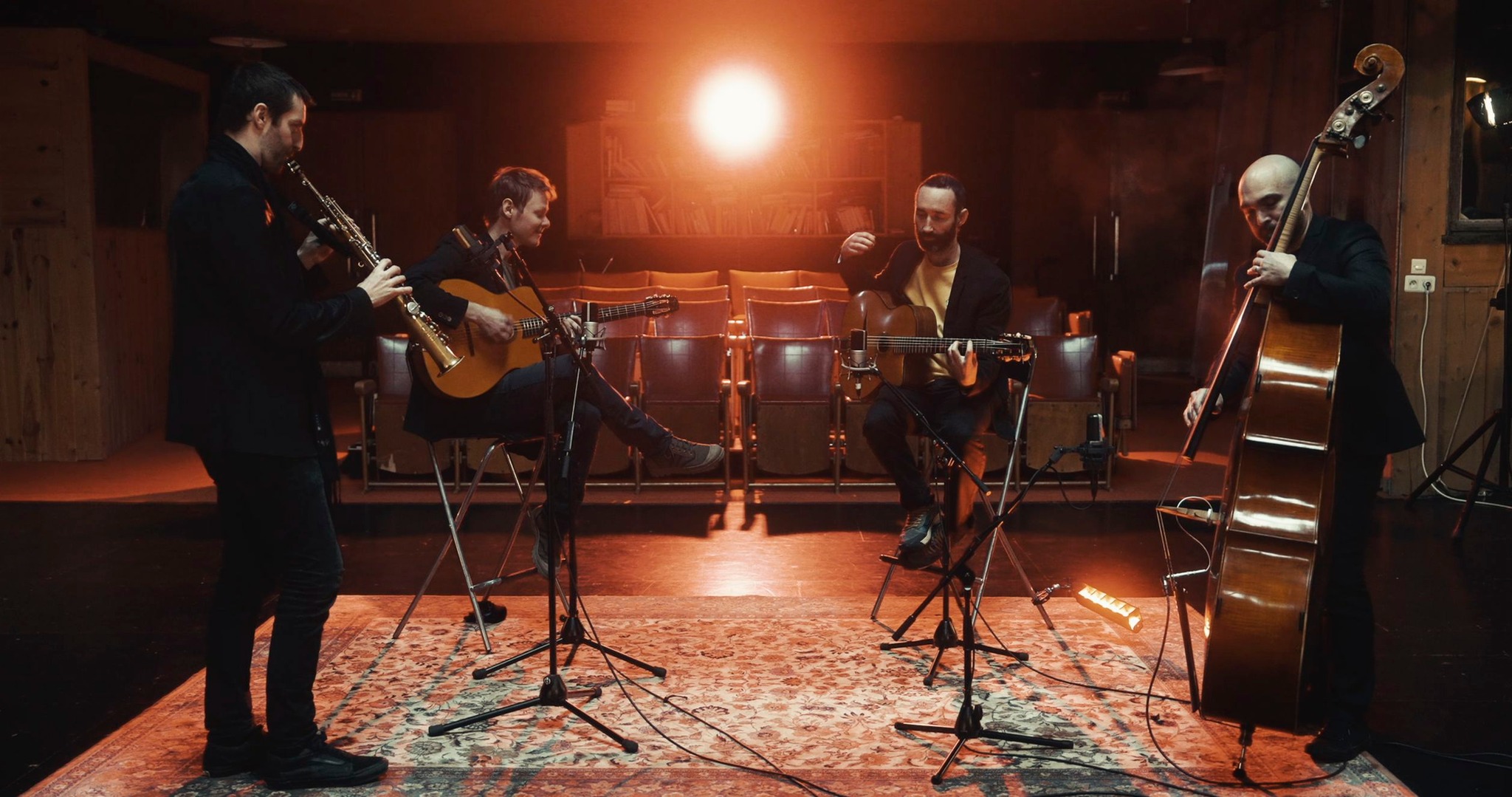 Tiger Moods en session : saxophone, deux guitares et contrebasse dans une salle à la lumière ambrée